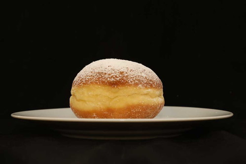 PLATZ 7 – 90,5 PUNKTE Bio-Marillenfaschingskrapfen der Bäckerei Öfferl Preis/Stück: 3,20 € Schöner Kragen, goldbraune Färbung; Aromen nach Hefe und Germ mit leichten Zitrusnoten; teigige Textur, großporig, sattes Gelb; sehr flüssige Marmelade, aber mit authentischen Marillenoten. Anm.: Optik leidet durch Verpackung in in kleinen Papiersackerln, Marmelade tritt aus.