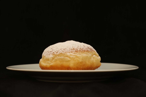 PLATZ 8 – 90,5 PUNKTE Groissböck Marillen-Krapfen Preis/Stück: 1,40 € Etwas unförmig, faltiger Kragen; frisches Duftbild, erinnert an Semmel; kompakte Textur, intensiver Teig-Geschmack; Marmelade ist sehr rum-lastig.