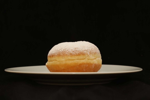 PLATZ 9 – 90,5 PUNKTE Spar Marillenkrapfen Eingekauft bei: Spar Gourmet Preis/Stück: rund 0,62 € Gleichförmig, gleichmäßiger Kragen, hell gebacken; germige Aromen, erinnert an Semmelteig; fest im Biss, etwas teigig, Zitrus-Aromen im Nachhall; Marmelade ist cremig-süß und riecht nach Traubenzucker.