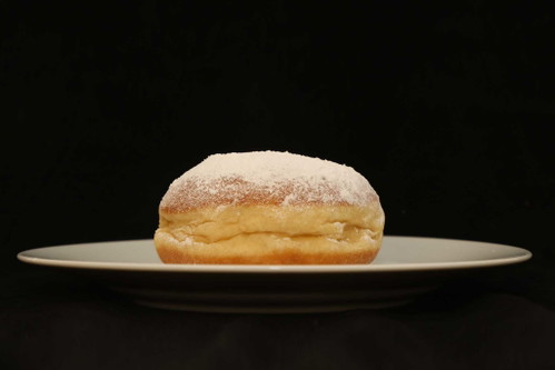 PLATZ 10 – 90 PUNKTE Geier. Die Bäckerei Krapfen Preis/Stück: 1,20 € Faltiger Kragen, schöne Färbung; Duft wird von Marmelade dominiert; der Teig ist kompakt und fast pappig, der Geschmack ist aber balanciert; viel Marmelade mit authentischem Marillengeschmack. &nbsp;