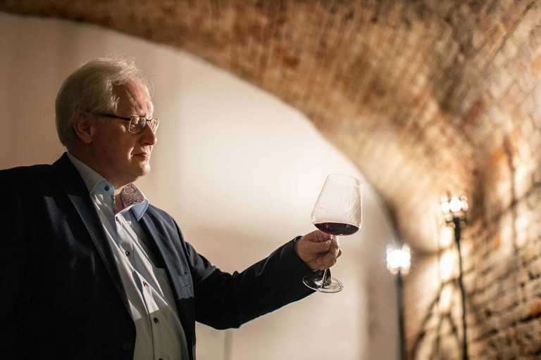 Opernball-Sommelier Adi Schmid prüft die Rotweinauswahl.