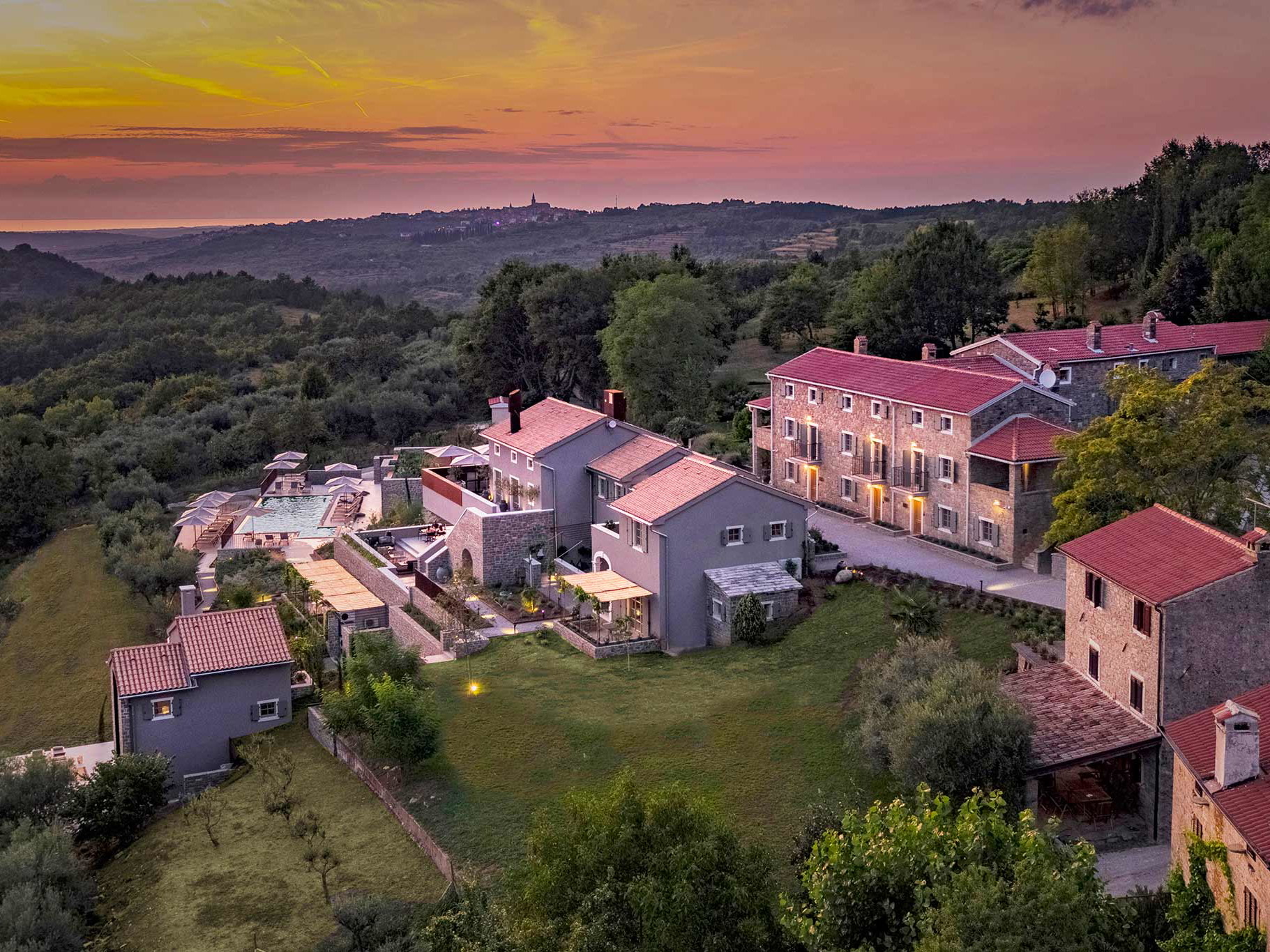 Das Luxushotel befindet sich zwischen den Weinbergen und Olivenhainen von San Canzian.