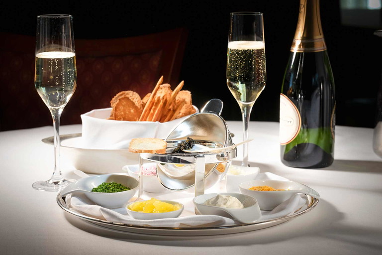 Champagner wird nicht nur aus der klassischen Flasche serviert, an Bord sind zuweilen auch 6-Liter-Methusalems.