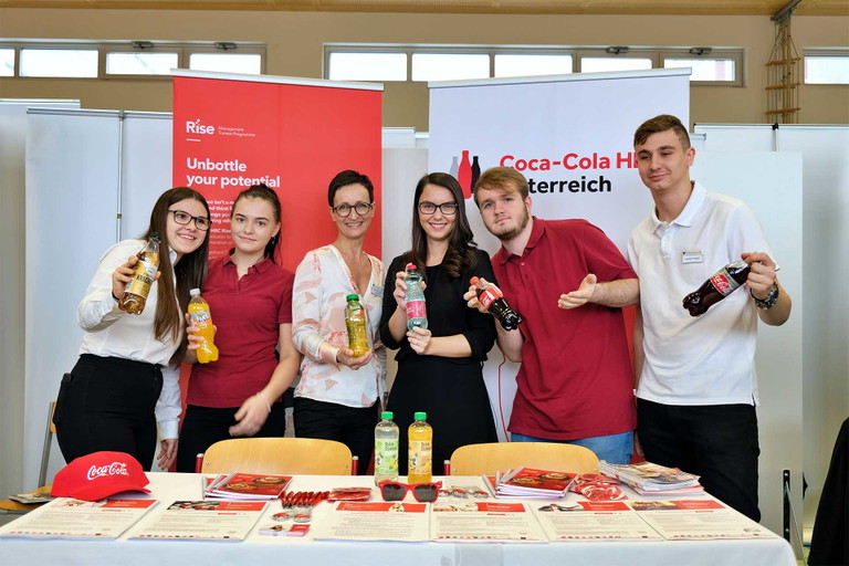 Direktorin Alexandra Laminger mit ihren Schülern.