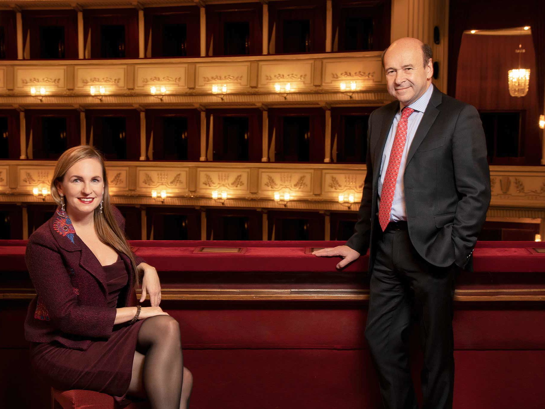 Zum Fototermin trafen sich Maria Großbauer und Dominique Meyer in der Direktionsloge der Wiener Staatsoper.