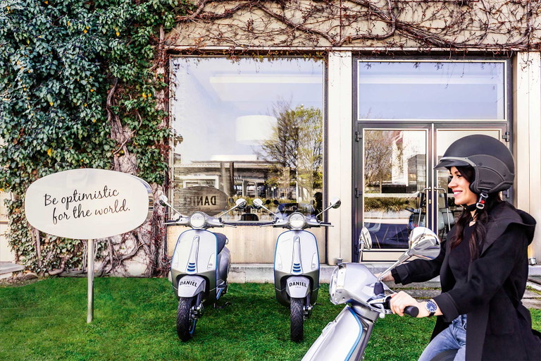 E-Vespas bieten die »Daniel«-Hotels ihren Gästen in Graz und Wien.