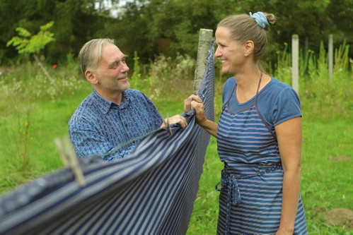 Joseph und Miriam Koó sind die Meister des original burgenländischen Indigo-Handblaudrucks. Der Betrieb befindet sich in Steinberg.
