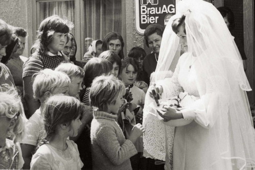 Ein Fest für das ganze Dorf: Alle,die kamen, um das Hochzeitspaar zu bewundern, bekamen einen Beugel von der Braut geschenkt.