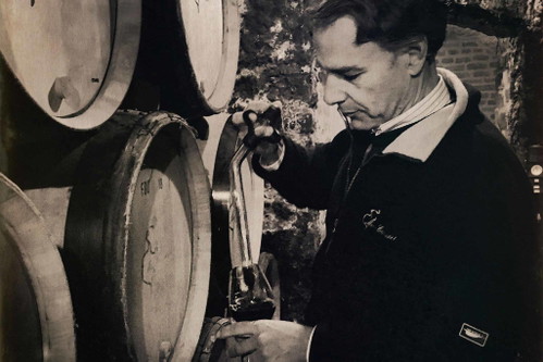 Jean-Nicolas Méo beim Ziehen einer Fassprobe im Keller.