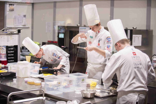 Das Junioren-Team beim «IKA Buffet», einem Buffet für zwölf Personen.