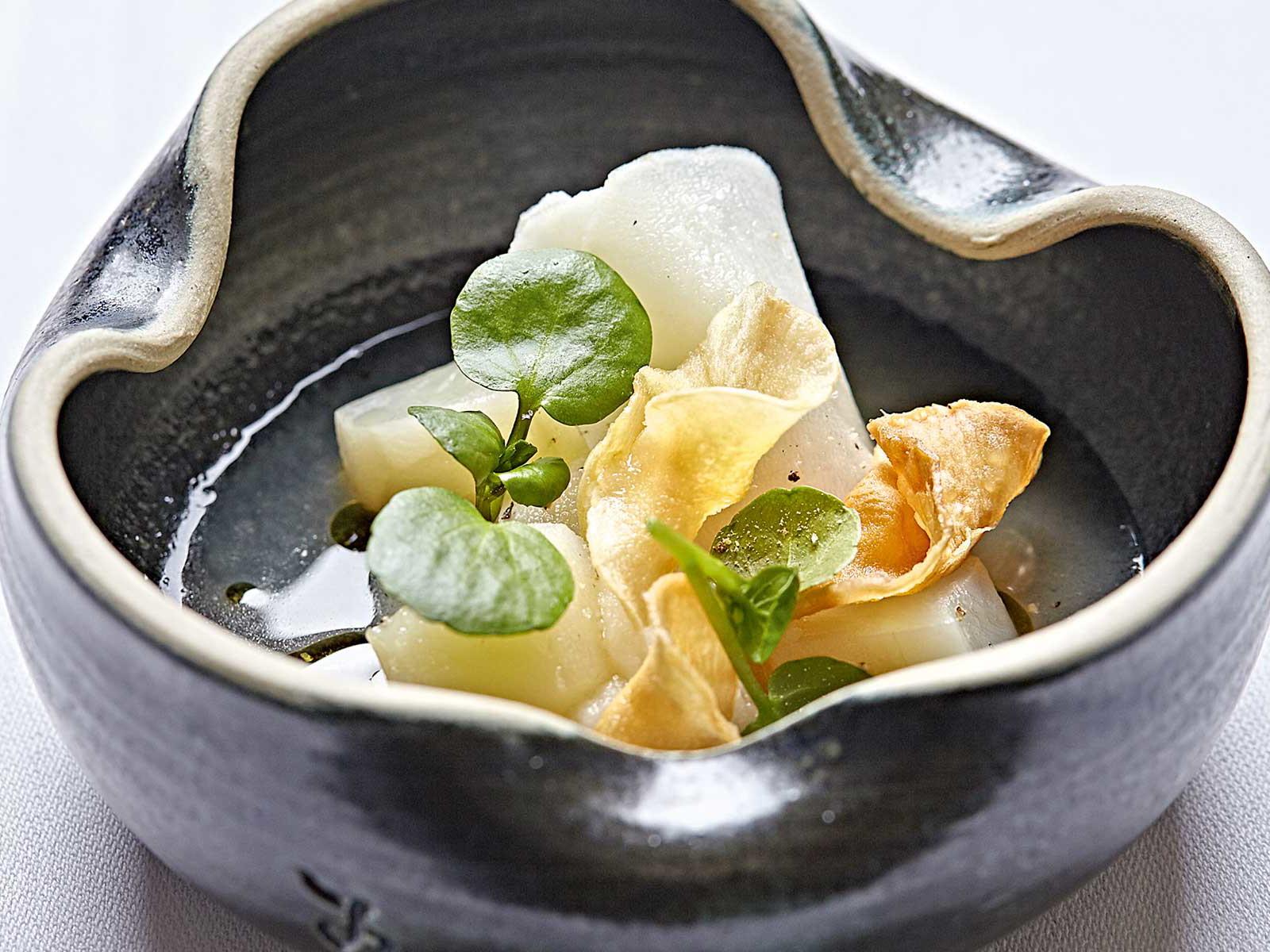 Michael Laus kocht zwar überwiegend mit Fisch und Fleisch, bietet aber auch vegetarische Gerichte an, wie hier Topinambur mit Apfel und Brunnenkresse.