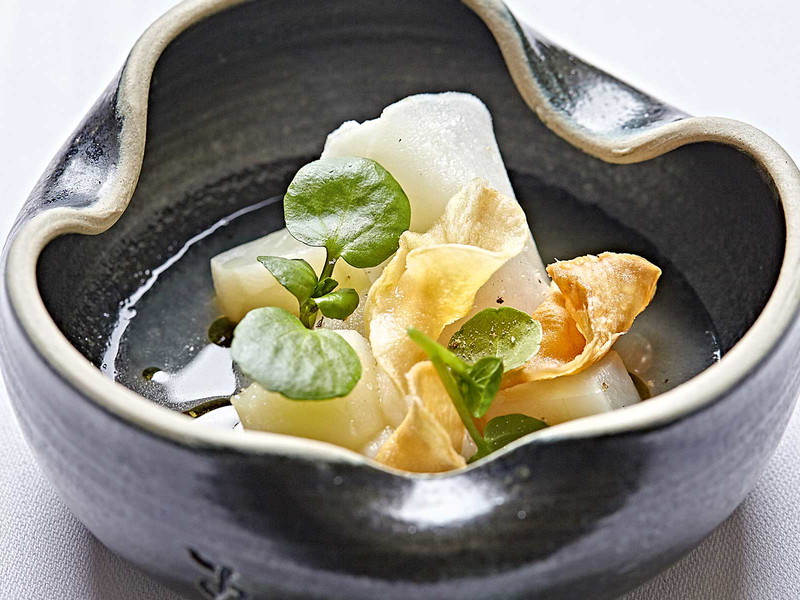 Michael Laus kocht zwar überwiegend mit Fisch und Fleisch, bietet aber auch vegetarische Gerichte an, wie hier Topinambur mit Apfel und Brunnenkresse.