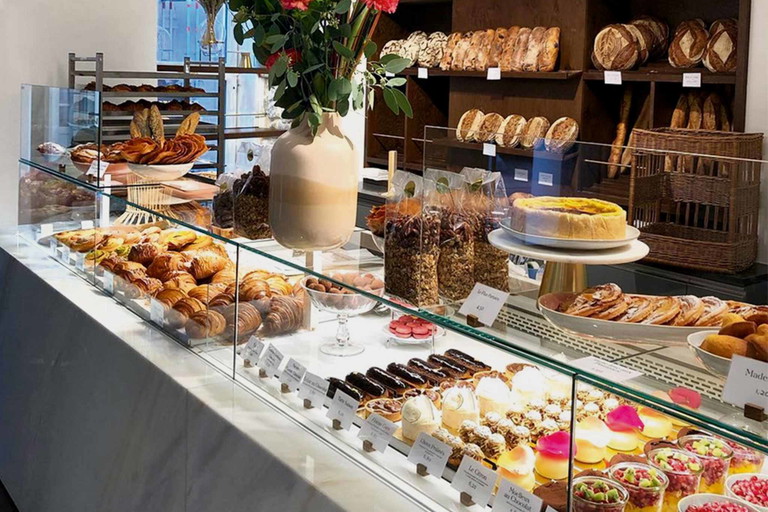 Süße Verführungen, wie edle Preziosen präsentiert: die Éclairs, Macarons und Tartelettes im Parémi.