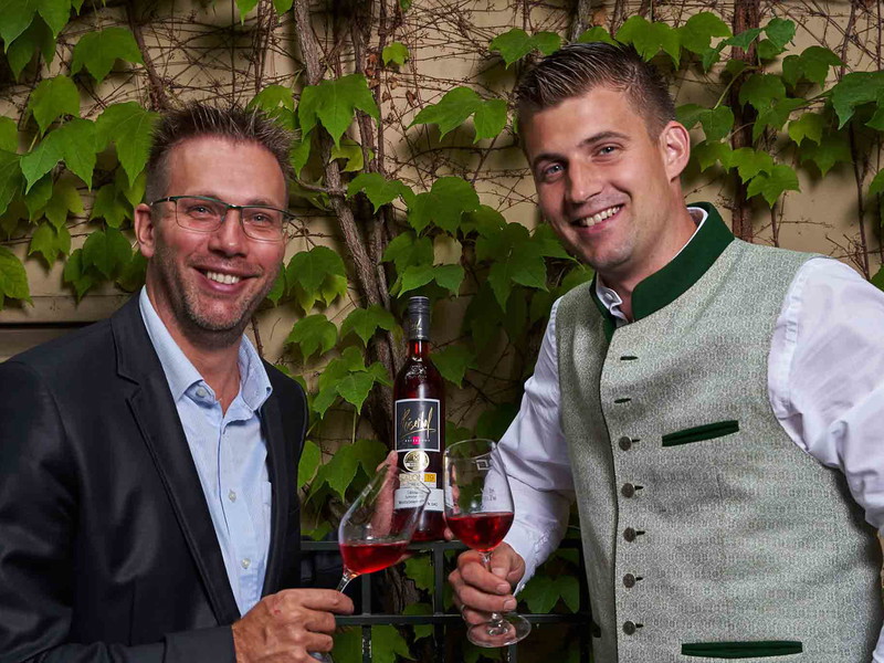 Gastgeber Jürgen Geyer und Jungwinzer Michael Strohmeier.&nbsp;