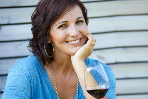 Winzerin aus Leidenschaft
2010 hat Silvia Heinrich den Betrieb von ihren Eltern Johann und Gerti übernommen, nachdem sie schon zuvor jahrelang im Betrieb mitgearbeitet hatte. Herzstück des Weinguts ist die Lage »Goldberg«, die bereits im 12. Jahrhundert erstmals urkundlich erwähnt wurde – als beste Lage in Deutschkreutz. Kein Wunder, dass ihre Lieblingssorte der Blaufränkisch ist, ebenjener gedeiht am Südwesthang mit Lehmboden und einem hohen Kalkanteil Jahr für Jahr prächtig.
weingut-heinrich.at