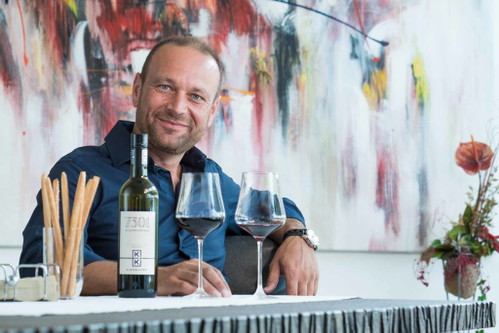 Visionäres Weingut
Mitten im Blaufränkischland hat das »Weingut K + K Kirnbauer« im Jahr 1987 mit dem Wein »Das Phantom« den Beginn der Cuvée-Kultur eingeleitet – und österreichische Weinbaugeschichte geschrieben. Den Pioniergeist hat man hier auch heute nicht verloren: Gelebte Nachhaltigkeit und die Harmonie von Wein und Holz sind für Weinmaker und Juniorchef Markus Kirnbauer oberstes Gebot.
phantom.at