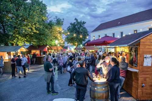 Festival in Rot
Das Rotweinfestival in Deutschkreutz zählt definitiv zu den Highlights für Vinophile aus nah und fern und bietet die ideale Gelegenheit, die hervorragenden Rotweine aus dem Burgenland zu entdecken: Bei entspannter Atmosphäre können die Besucher mit den ausstellenden Winzern fachsimpeln oder bei der offenen Kellertür einen Blick hinter die Kulissen werfen. Mit dem Bummelzug lassen sich auch größere Distanzen zwischen den Weingütern bequem überbrücken.
rotweinfestival.at