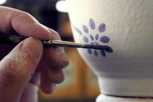 Tonangebend
Das Handwerk der Töpferei hat eine lange Tradition in Stoob. Bereits seit dem Mittelalter wird sie dort praktiziert. Möglich macht dies der gute Boden, der ideales Material liefert. Von der Fensterbank über Blumentöpfe bis hin zu Ofenkacheln wird alles hergestellt, was aus Ton zu machen ist. Weiters ist in Stoob mit der Fachschule für Keramik und Ofenbau die einzige Handwerksschule dieser Art in Österreich ansässig.
keramikschule.at