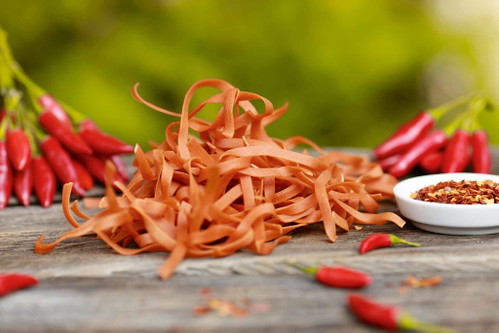Gute Nudeln
Es ist Zeit für bessere Nudeln: Frei nach diesem Motto werden in der Werkstatt in Draßmarkt seit über 20 Jahren Spaghetti und Co in Handarbeit und mit Eiern vom eigenen Hühnerhof hergestellt. Ebenfalls im Programm: Vegane Dinkel-Teigwaren ganz ohne Ei. Die Produkte kommen alle vollkommen ohne Farbstoffe, Konservierungstoffe und chemische Zustäze aus. Zu den Besonderheiten des Sortiments zählen zweifellos die Kakao- und Vanille-Nudeln.
werkovits-nudeln.at