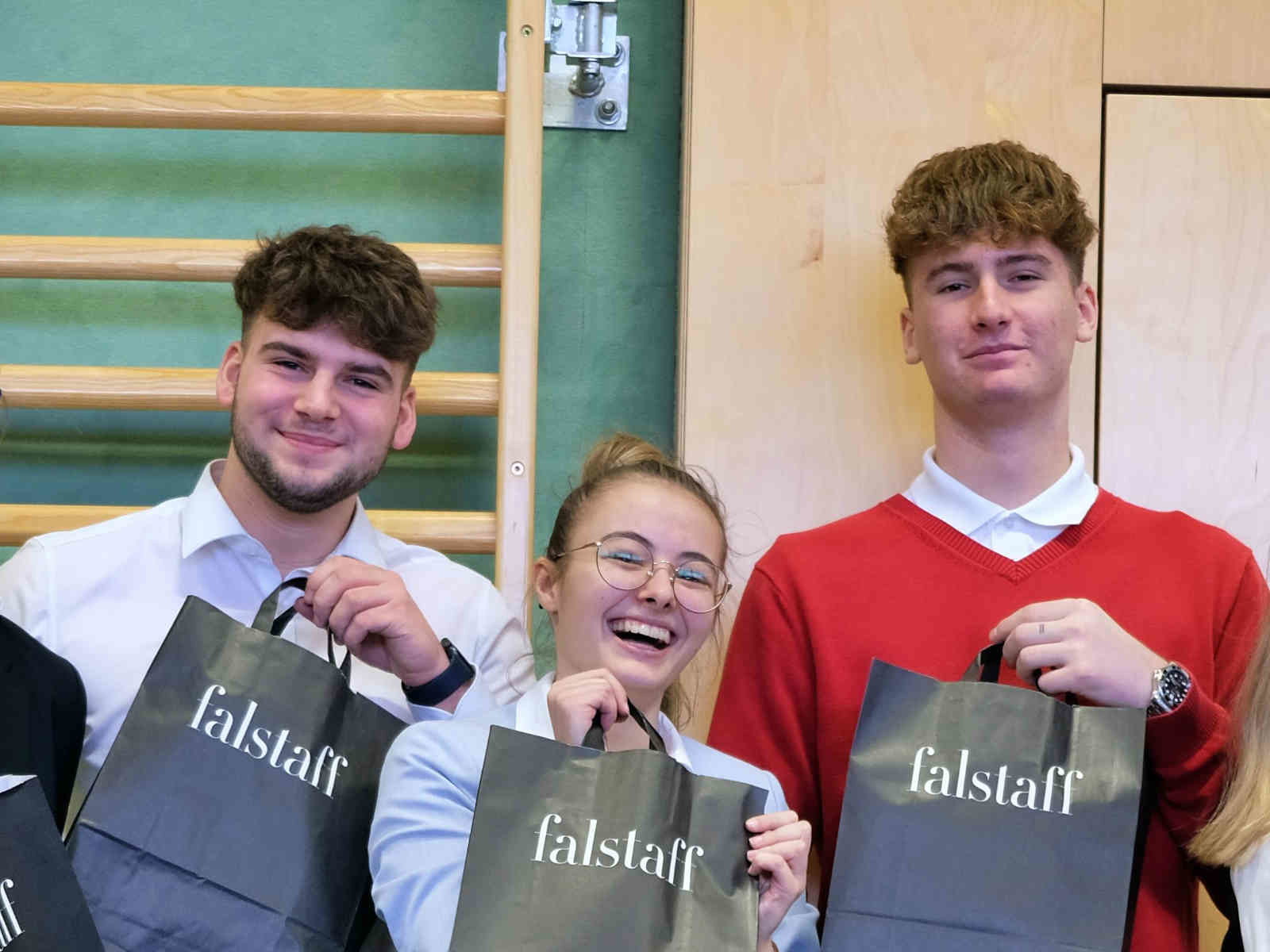 Die Schüler freuen sich über das Gratis-Abo von PROFI.