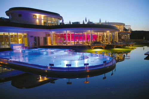 Avita Bad Tatzmannsdorf
Traumhafte Therme im Südburgenland, mit einem Infinity-Pool, in dem man am liebsten den ganzen Tag verbringen möchte. Zusätzlich dazu sorgen 20 Wohlfühlsaunen, zahlreiche Thermalwasserbecken und der Bio-Naturbadeteich für ein ganzheitliches Wellnessvergnügen der Extraklasse.
avita.at