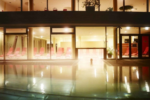 Heiltherme Bad Sauerbrunn
Auf Therapien und Kuren bei Herz-Kreislauf-Erkrankungen oder Problemen mit dem Bewegungs- und Stützapparat hat sich die Heiltherme in Bad Sauerbrunn spezialisiert. Daneben wird auch die historische Säuerlingquelle für Trinkkuren verwendet. Architektonische Besonderheit ist die Holzkonstruktion, von der die 420 m2 große Thermalwasserlandschaft überdacht wird.
die-heiltherme.at
