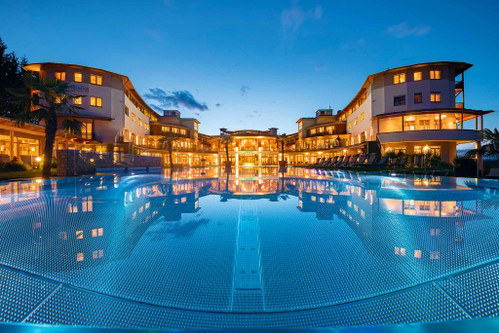 Larimar Stegersbach
Im »Larimar« trifft Wellness auf einzigartige Architektur: In einem der größten und exklusivsten privaten Spas in Österreich findet sich Entspannung auf einem Niveau, das selbst dem gehobenen Anspruch kompromisslos gerecht wird. Neben den Thermal-, Salz- und Süßwasserbädern trägt hier auch das hervorragende kulinarische Angebot der Restaurants zum Wohlbefinden bei.
larimarhotel.at