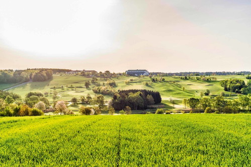 Reiters Reserve Bad Tatzmannsdorf
Inmitten einer unzerstörten Natur- und Kulturlandschaft, auf einem Aussichtspunkt über Bad Tatzmannsdorf liegt die 120 Hektar große »Reizers Reserve« – mit Lipizzanern, Beauty- und Wellness-Behandlungen, über 40 wöchentlich wechselnden Aktivprogramme, einer eigenen Genusswerkstatt u. v. m.
reiters-reserve.at