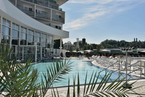 Reduce Bad Tatzmannsdorf
Das weitläufige, idyllisch angelegte Resort in Bad Tatzmannsdorf hat sich gänzlich der Entschleunigung und Gesundheit verschrieben – ein Versprechen, das gehalten wird: Zu den vielen angebotenen Kurprogrammen zählen heilende Bäder im Moor oder im prickelnden Kohlensäuremineralwasser.
reduce.at