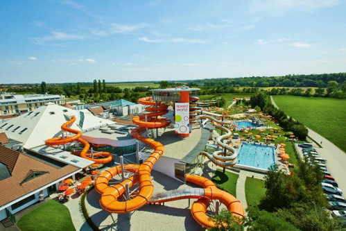 Sonnentherme Lutzmannsburg
Mit sechs verschiedenen Erlebniswelten, mehr als 800 Rutschenmetern und einem unschlagbaren Outdoor-Park setzt die Sonnentherme Lutzmannsburg den Fokus auf die Abenteuerlust der jüngsten Besucher. Sie wäre aber nicht Europas führende Baby- und Kleinkindertherme, hätten nicht auch die Eltern einen entspannenden Rückzugsort abseits des Trubels.
sonnentherme.at