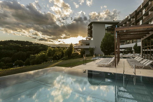 Falkensteiner Balance Resort Stegersbach
Ganz nach dem Motto »In der Mitte ICH« steht im Premium -Erwachsenen-Resort die Symbiose aus purem Genuss, einer neuen Körpererfahrung, Entspannung und Entschleunigung im Fokus des Wellnessaufenthalts.
falkensteiner.com