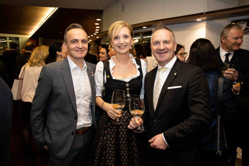 Standortgeschäftsleitung Transgourmet Graz Anton Marterer, Preisträgerin Ulli Retter (»Retter Bio Natur Resort«) sowie Schüler und Absolventenverband Obmann Christian Schweinzer.