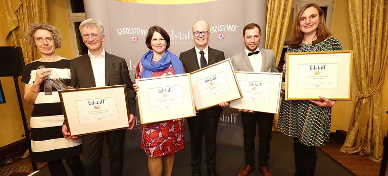 Die Sieger der Falstaff WeinTrophy 2020 (v. l. n. r.): Silke Wolf und Hans-Bert Espe (Lieblingswein),&nbsp;Désirée Steinheuer (Sommelière), Paul Fürst (Lebenswerk), Maximilian Kusterer (Newcomer) und und Caroline Diel (Winzerin des Jahres).