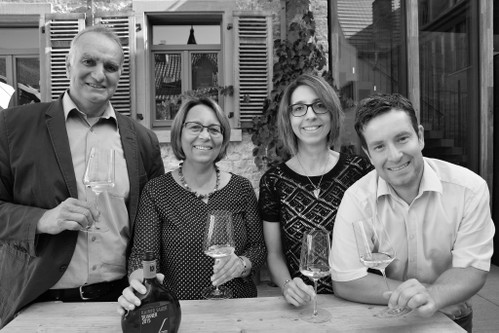 Weingut Rainer Sauer: Rainer Sauer (von links: mit Ehefrau Helga, Schwiegertochter Anne und Sohn Daniel) leitet einen der besten Silvaner-Betriebe Frankens. Hier hat man alleine beim trockenen Silvaner die Auswahl aus einem&nbsp; halben Dutzend verschiedener Weine.