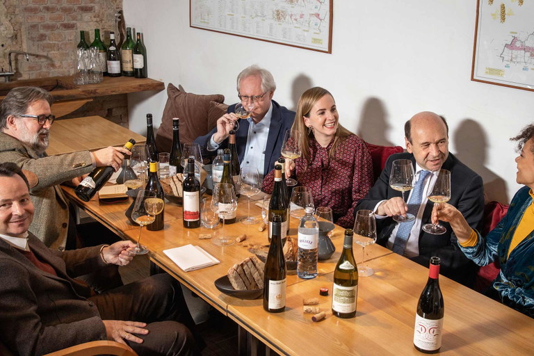 Die Opernballwein-Fachjury 2020 von links: Michael Moosbrugger, Peter Moser, Adi Schmid, Maria Großbauer, Dominique Meyer und Solotänzerin Rebecca Horner.