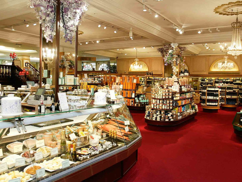 Die Gourmetabteilungen britischer Kaufhäuser, wie hier bei Selfridges in der Londoner Oxford Street, bersten schier vor in- und ausländischen Delikatessen.