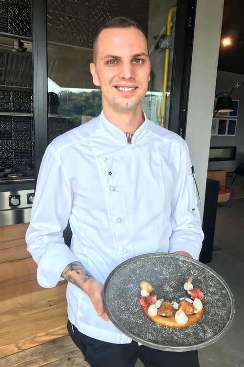 Der Küchenchef Mario Mandarić sorgt für das leibliche Wohl der Gäste und verwöhnt sie mit kulinarischen Köstlichkeiten.