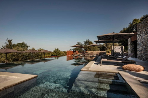 Das ganzährig beheizbare Pool des Luxushotels lädt sowohl im Sommer als auch im Winter zum Entspannen ein.
