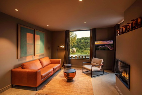 Das Wohnzimmer der Villa bietet luxuriösen Komfort zum Entspannen.