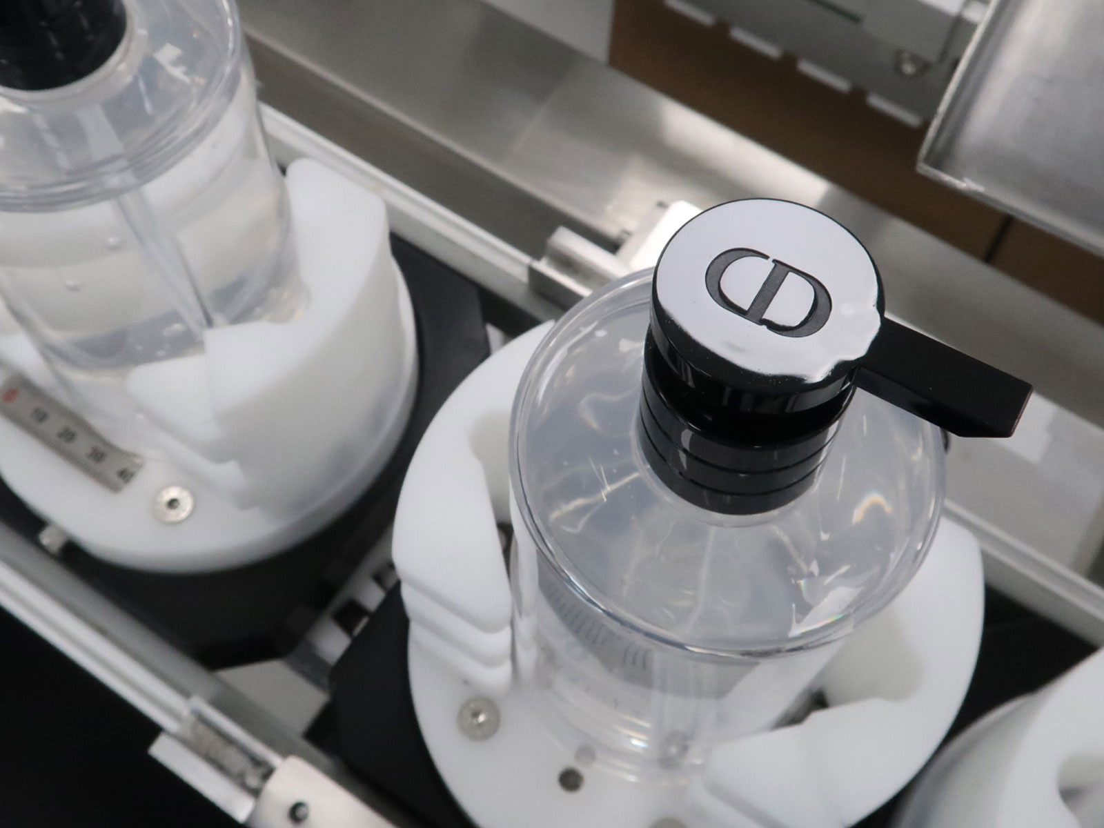 Desinfektionsmittel, gefüllt in Christian Dior Seifenspender