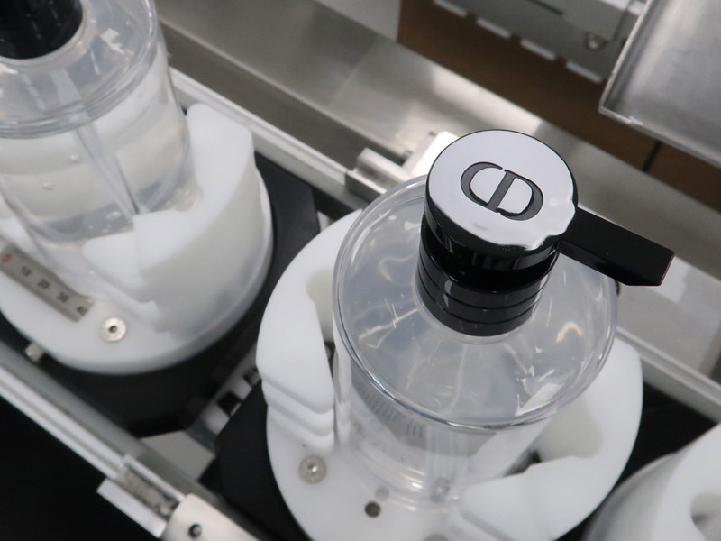 Desinfektionsmittel, gefüllt in Christian Dior Seifenspender