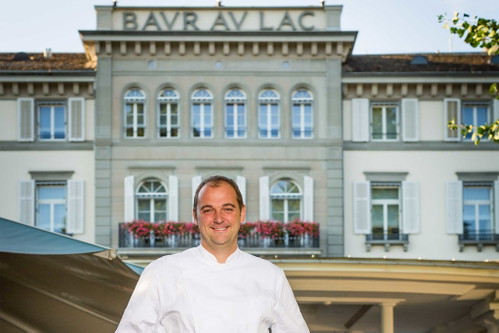 Daniel Humm vor dem Zürcher «Baur au Lac»