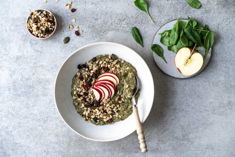 Basenporridge Apfel-Zucchini mit Spinat