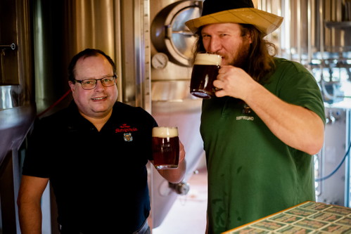 Manfred Reichert und Michael Amm von der Metzgerbräu Uetzing.