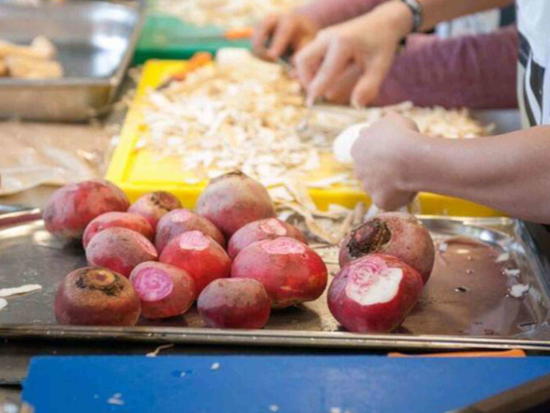 Neben Köchen werden auch Kinder die Gerichte für die Gäste zubereiten.