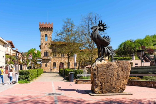Die Statue eines schwarzen Hahns – das Symbol des Chianti.