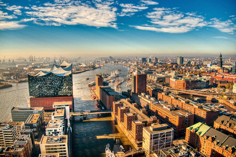 Hamburg ist auch deshalb so beliebt, weil die Ein- und Ausfahrt in die Stadt zu den schönsten weltweit gehört.