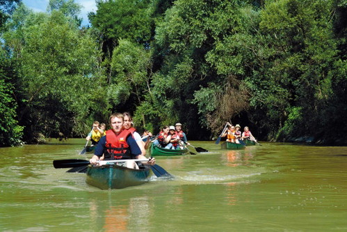 Eine Kanufahrt auf dem Fluss Raab ist nur eine der Möglichkeiten, um den Naturpark zu erkunden.