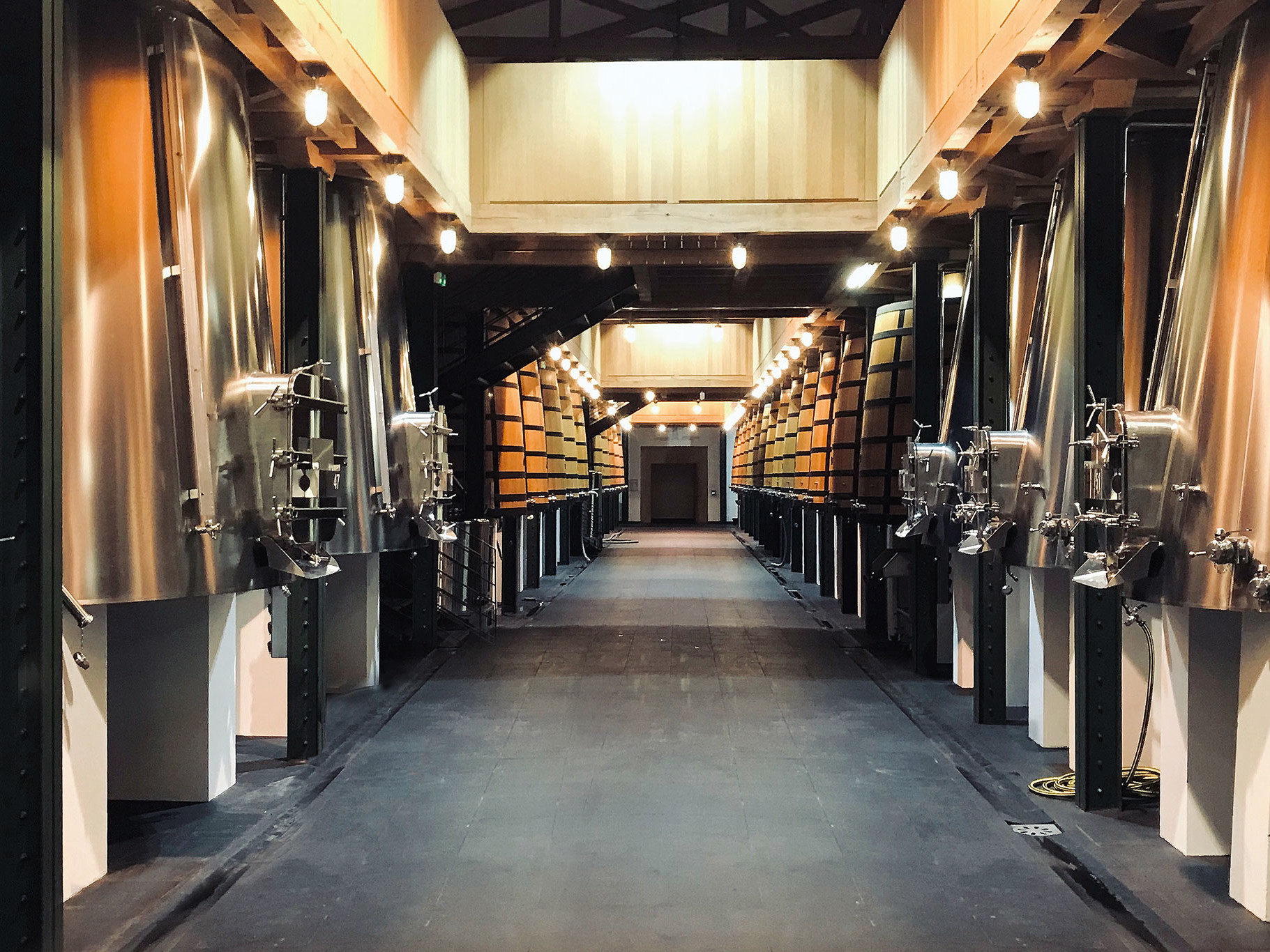 Bordeaux hautnah: Einblick in den Chai des legendären Château Mouton-Rothschild in Pauillac.