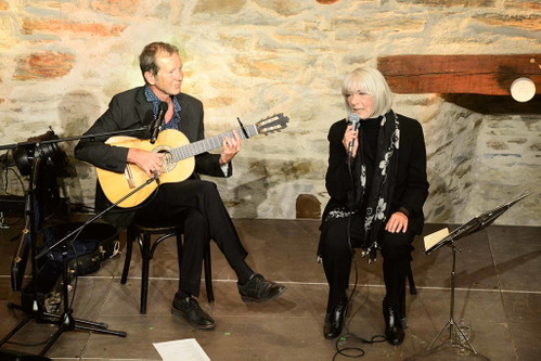 17. Klangfrühling Das Festival KLANGfrühling lockt Musikinteressierte und Kunstliebhaber nach Stadtschlaining. In der »bunten Stadt des Friedens« werden von 16. bis 24. Mai 2020 wieder Ausstellungen, Diskussionen und Konzerte veranstaltet. klangfruehling.at